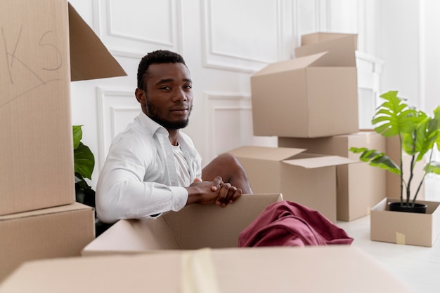 Afroamerikanischer Mann bereitet sein neues Zuhause vor, um einzuziehen