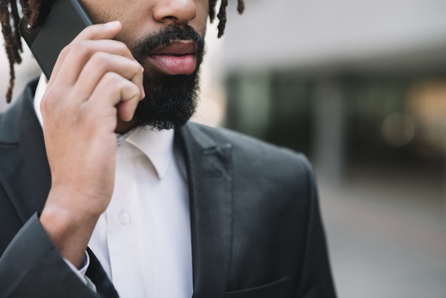 Afroamerikanischer Mann, der am Telefon spricht