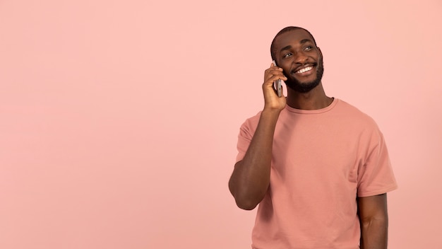 Afroamerikanischer mann, der auf dem smartphone spricht