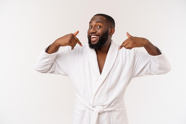 Afroamerikanischer Mann, der einen Bademantel trägt, mit Überraschung und glücklicher Emotion, isoliert über weißem Hintergrund