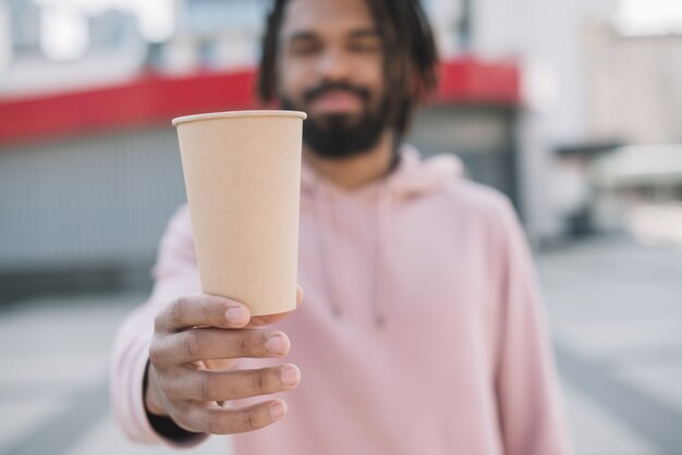 Afroamerikanischer Mann, der Kaffeetasse hält