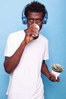Afroamerikanischer mann, der musik über kopfhörer hört