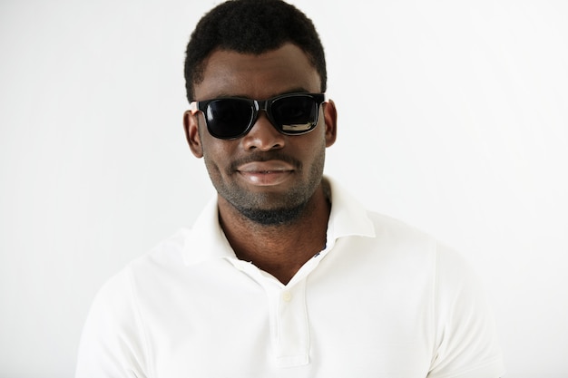 Kostenloses Foto afroamerikanischer mann, der weißes t-shirt trägt