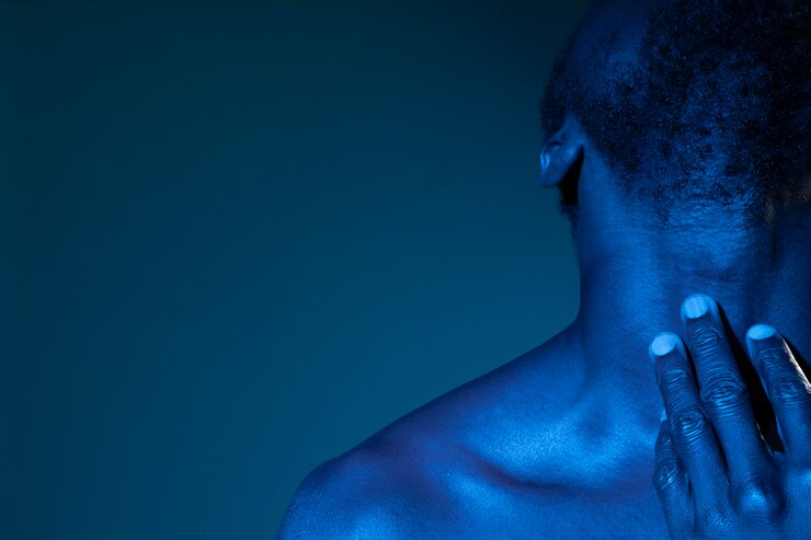 Kostenlose Foto afroamerikanischer mann in blautönen