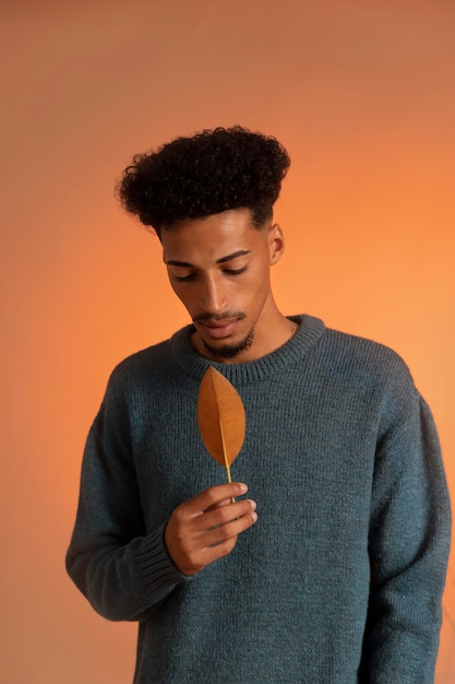 Afroamerikanischer Mann in Herbsteinstellung