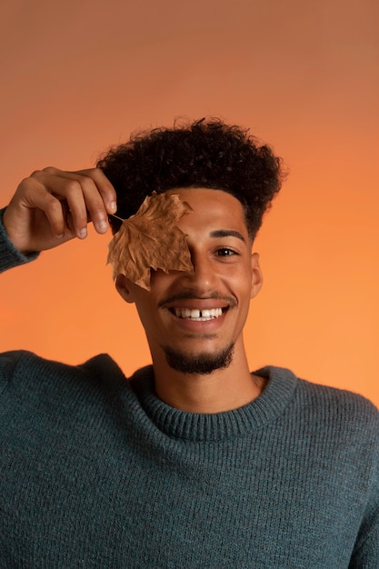 Kostenloses Foto afroamerikanischer mann in herbsteinstellung