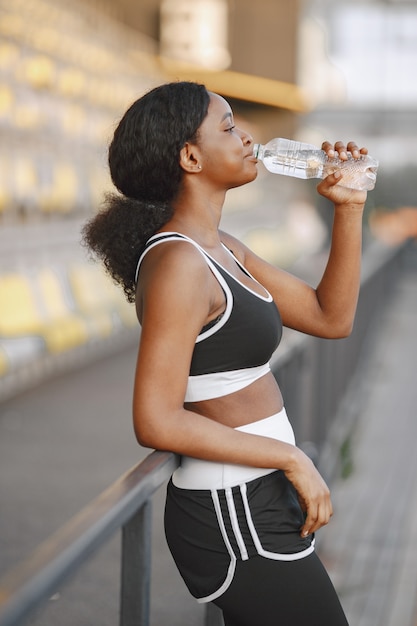 Afroamerikanisches Fitnessmodel trainiert im Freien