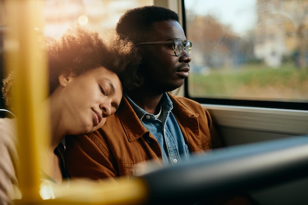 Afroamerikanisches Paar, das zusammen mit dem Bus reist