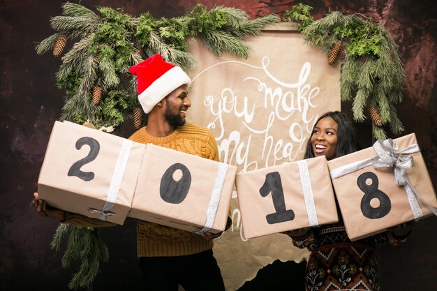 Afroe-amerikanisch Paare, die Weihnachtsgeschenke halten
