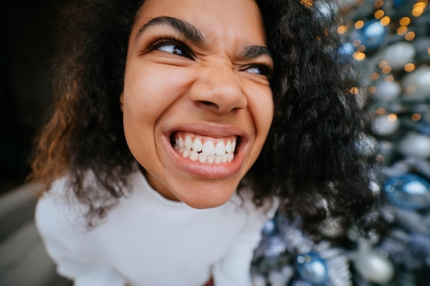 Kostenloses Foto afrofrau knirscht mit den zähnen in die kamera