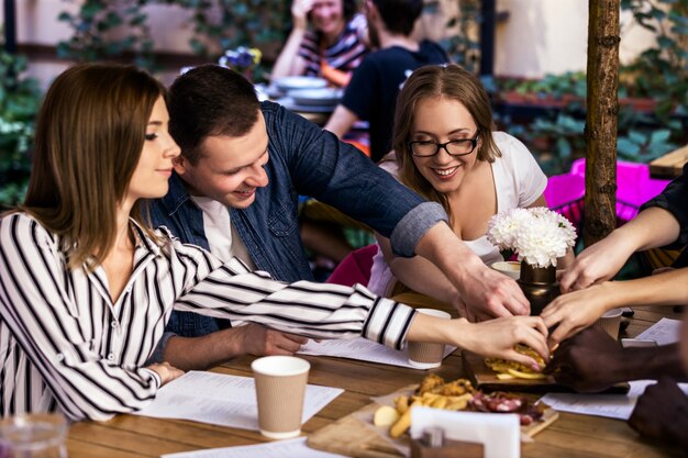 Afterworks Dinner mit Kollegen in der ruhigen Cafeteria mit leckeren Snacks