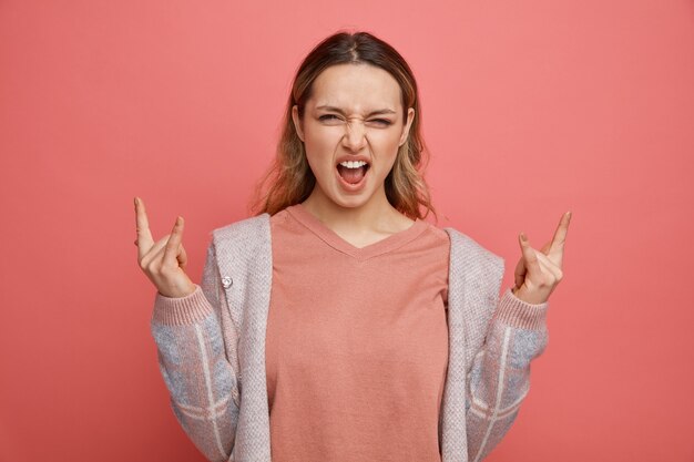 Aggressives junges Mädchen, das Rockzeichen tut