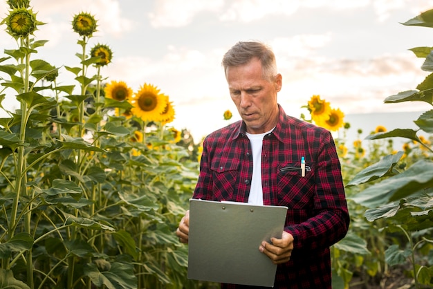 Agronom, der aufmerksam ein Klemmbrett betrachtet