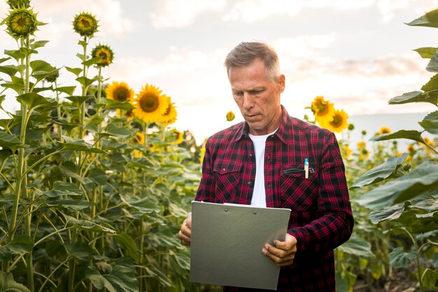 Agronom, der aufmerksam ein Klemmbrett betrachtet