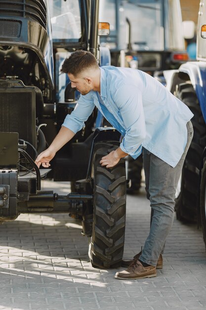 Agronom wählt einen neuen Pflanzer. Mann am Außengrund des Ladens. Landwirtschaftliche Maschinen.