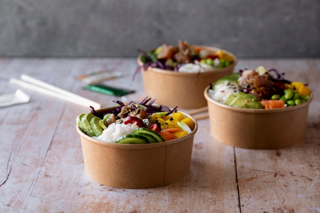 Kostenloses Foto ahi thunfisch poke bowls fotografie zum mitnehmen