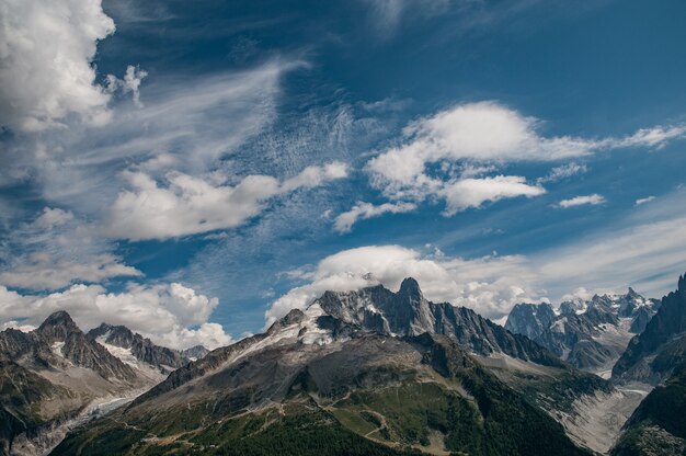 Aiguille Verte mit bewölktem blauem Himmel und Gletschern und Bergen