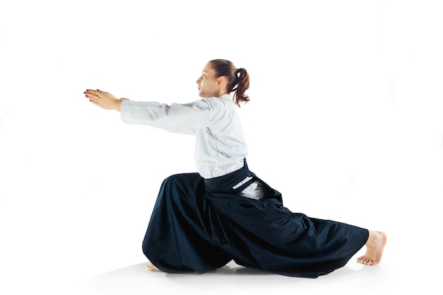 Kostenloses Foto aikido-meister übt abwehrhaltung