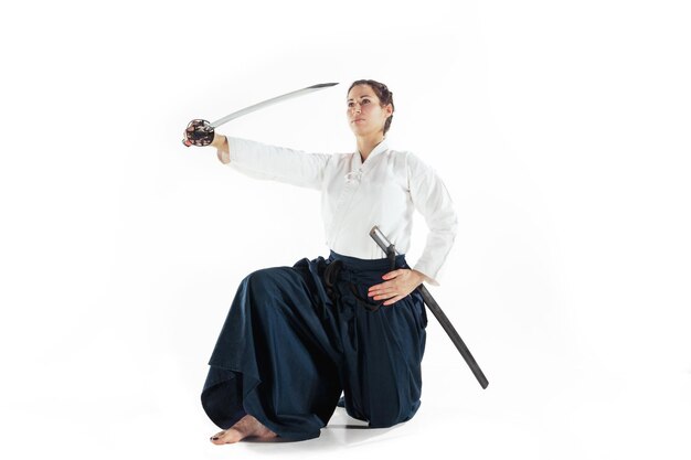 Aikido-Meister übt Abwehrhaltung