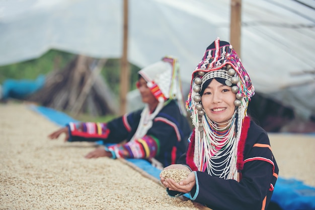 Akha-frauen lächelten und bewunderten den kaffee