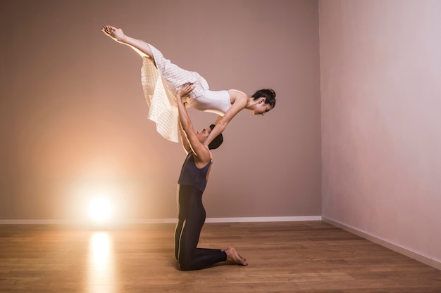 Akrobatische Paarausführung des vollen Schusses
