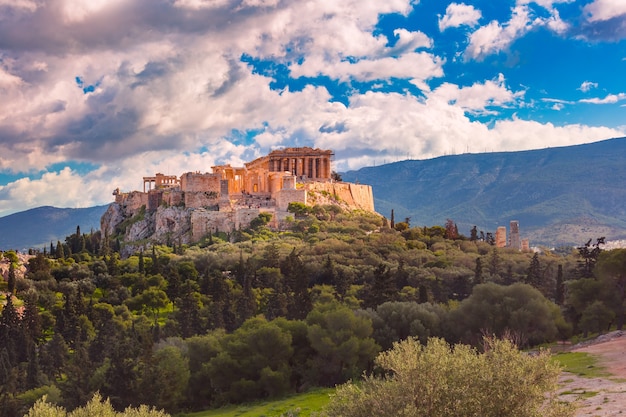 Akropolis-hügel und parthenon in athen, griechenland