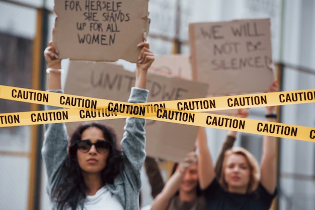 Aktiv und energisch. Eine Gruppe feministischer Frauen protestiert im Freien für ihre Rechte