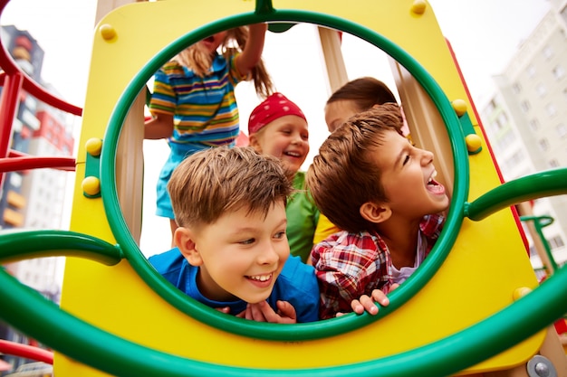 Aktive Freunde auf Spielplatz