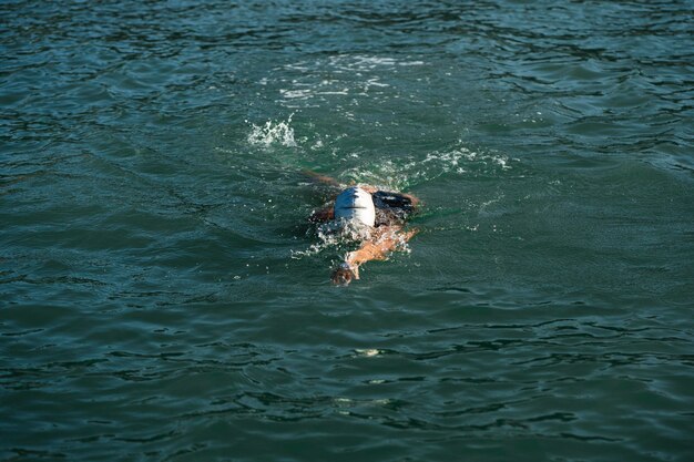 Aktive junge Dame, die das Schwimmen genießt