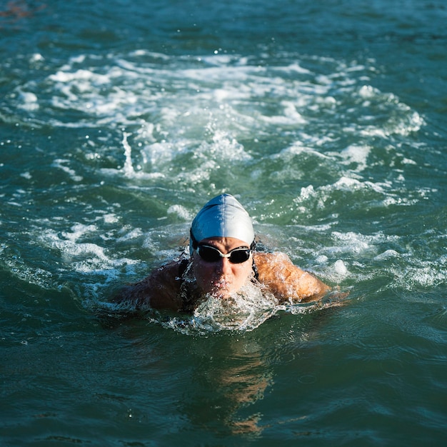 Aktive junge Dame, die das Schwimmen genießt