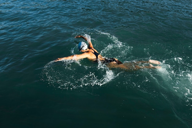 Aktive junge Frau, die das Schwimmen genießt