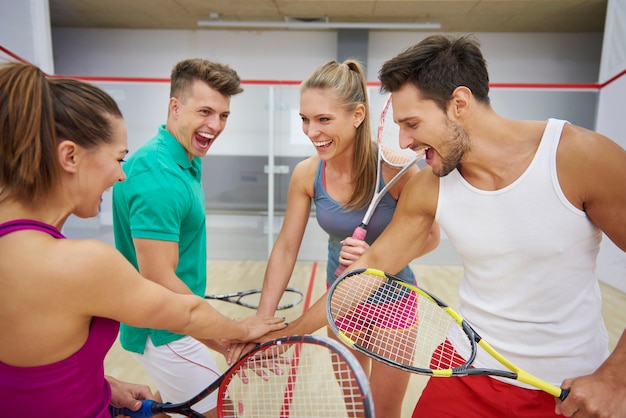 Aktive junge leute, die squash spielen