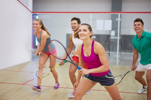 Aktive junge Leute, die Squash spielen