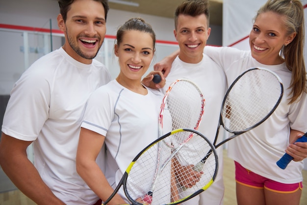 Kostenloses Foto aktive junge leute, die squash spielen