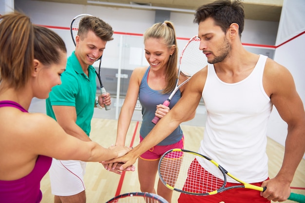 Kostenloses Foto aktive junge leute, die squash spielen