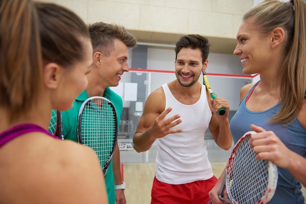 Aktive junge Leute, die Squash spielen