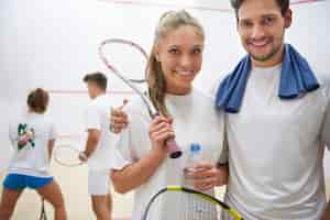 Kostenloses Foto aktive junge leute, die squash spielen