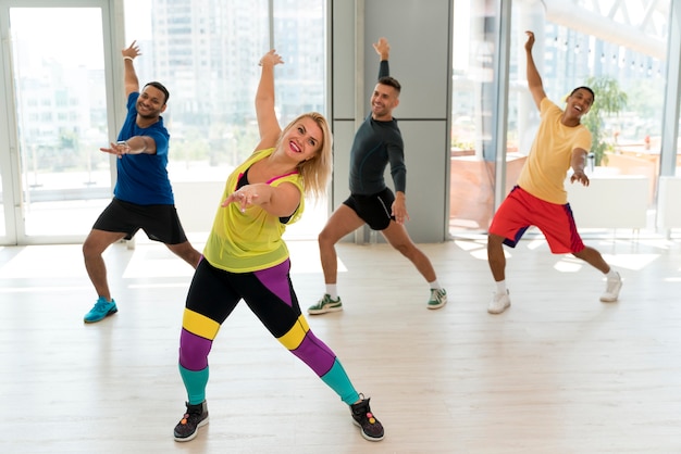 Aktive Menschen, die gemeinsam am Zumba-Kurs teilnehmen