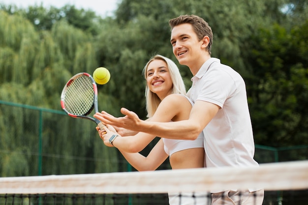 Aktive Paare, die zusammen Tennis spielen
