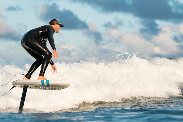 Aktiver Mann in Spezialausrüstung beim Surfen in Hawaii ha