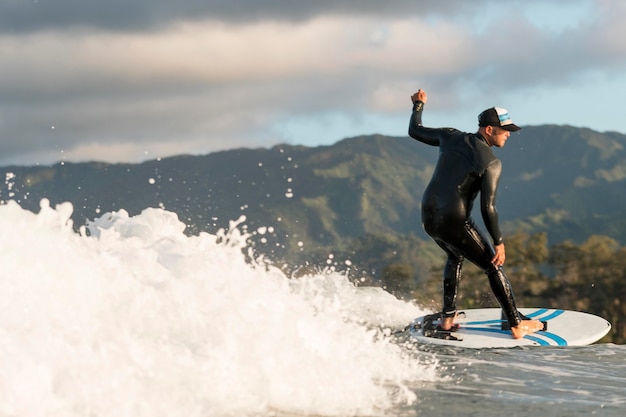 Aktiver Mann in Spezialausrüstung beim Surfen in Hawaii ha