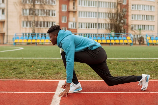 Aktiver Teenager, der draußen joggt