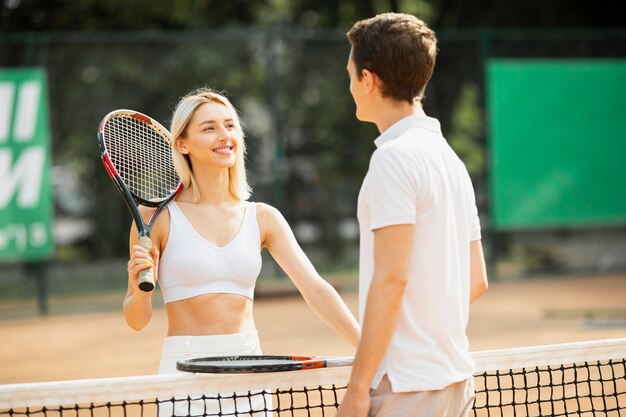 Aktives Paar auf dem Tennisplatz