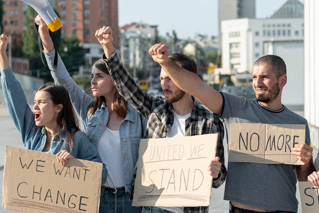 Kostenloses Foto aktivisten, die zur demonstration zusammenstehen