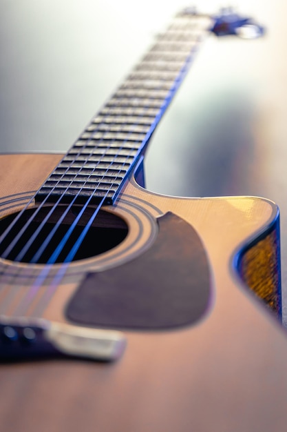 Kostenloses Foto akustisches gitarrenmusikinstrument auf einem dunklen schwarzen hintergrund