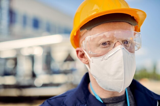 Albino-Bauarbeiter mit Schutzmaske bei der Arbeit