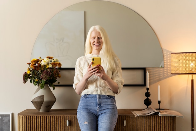 Kostenloses Foto albino-frau bei indoor-aktivitäten