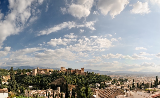 Alhambra und Granada mit blauem Himmel