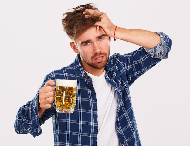 Alkohol. Kerl im blauen Hemd mit Bier