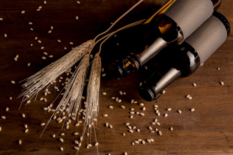 Kostenlose Foto alkoholische flaschen browns im grauen aufkleber auf holztisch